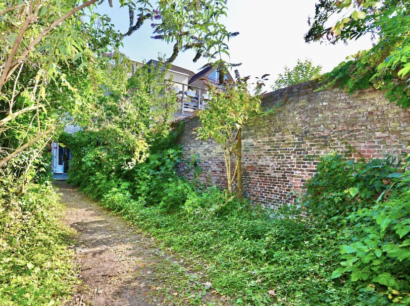 Bent u op zoek naar een woning boordevol karakter die u volledig naar eigen smaak kunt opfrissen? Dan is dit charmante herenhuis in Eeklo zeker een be