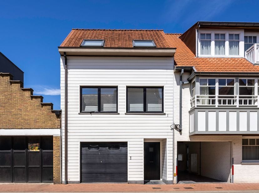 In Duinbergen, op korte afstand van het strand en de Zeedijk, bevindt zich deze verzorgde bel-etagewoning met een praktische indeling en veel lichtinv