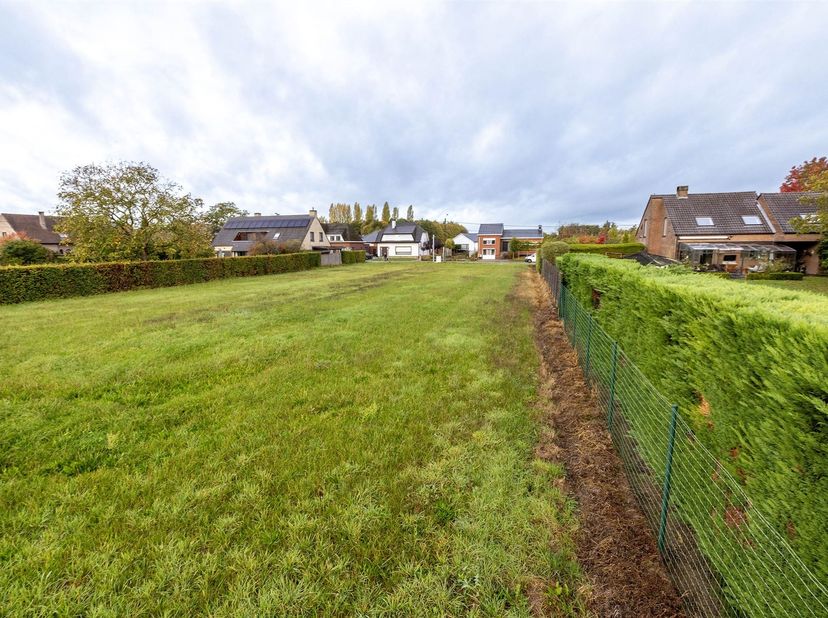 Ontdek deze uitzonderlijke bouwgrond van 1.079 m², ideaal gelegen voor wie op zoek is naar ruimte, rust en een groene omgeving. <br />
Met een breedt