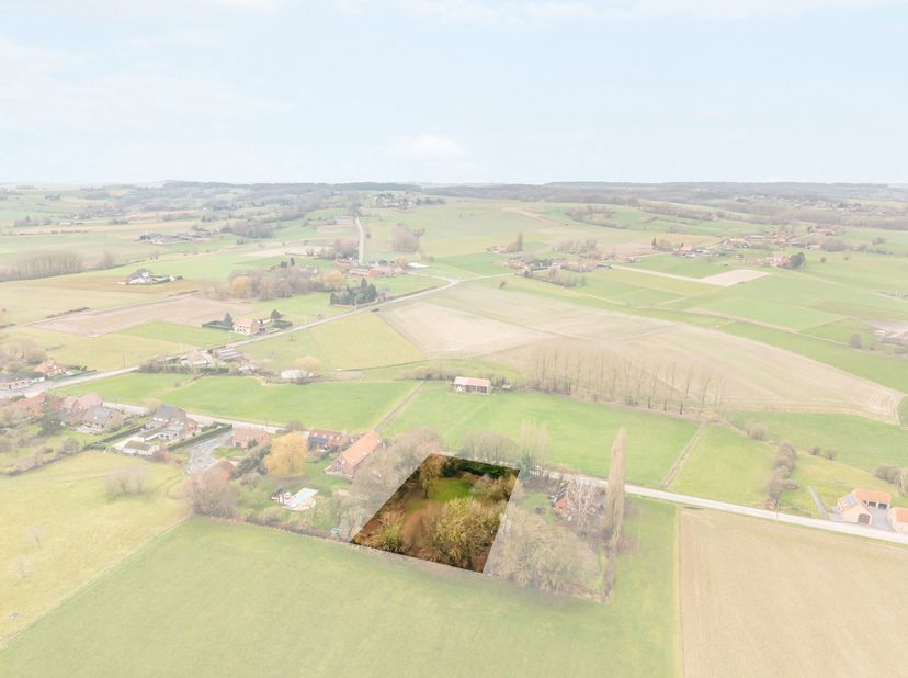 Deze prachtige bouwgrond is gelegen op een uitzonderlijk rustige locatie en biedt een adembenemend landelijk verzicht. Omringd door groen en natuur ge