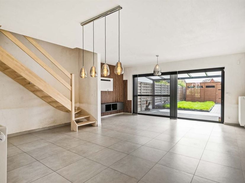 Energiezuinige woning met zonnepanelen<br />
In een rustige, doodlopende straat vlak bij het centrum van Morkhoven vinden we deze energiezuinige wonin