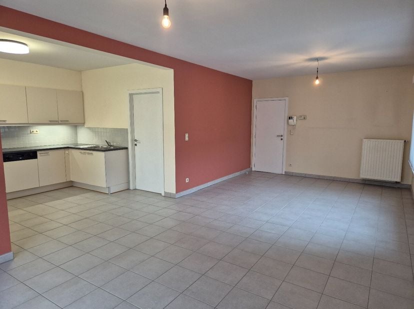 Instapklaar appartement op de 2e verdieping gelegen in het centrum van Zonhoven. Bestaande uit hall, apart toilet, living, keuken (kasten, enkele inox