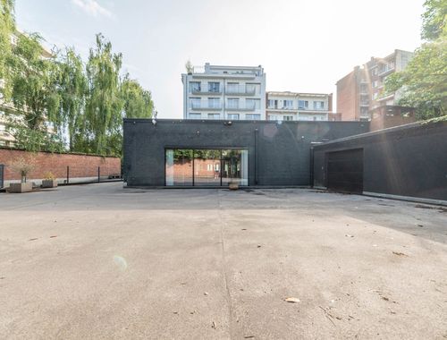                                         Handelsgelijkvloers te huur in Berchem, € 3.000
