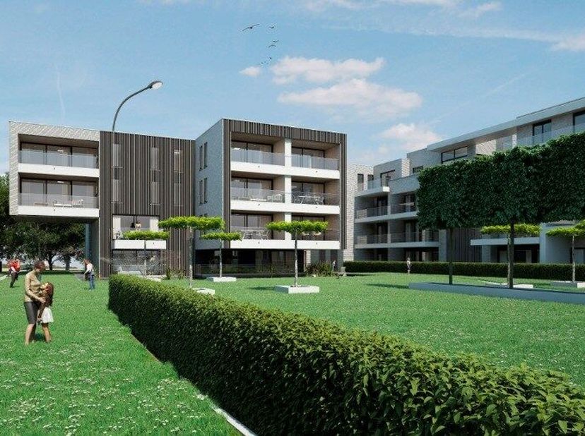 Het appartement is gelegen op gelijkvloers en werd op plan ingedeeld als volgt:<br />
Open ingerichte keuken met aanpalende berging, leefruimte met aa