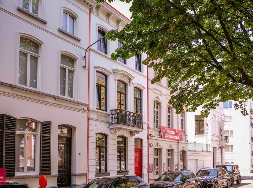 Inkomhal, living, eetkamer, keuken,&amp;nbsp; gezellig terras beneden,&amp;nbsp; 5 slaapkamers, 3 ingerichte badkamers, dakterras en kelder. Ruime parking voo