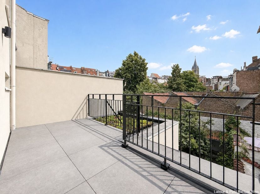 ETTERBEEK, à proximité de la place Saint-Antoine et du parc du Cinquantenaire, ce charmant STUDIO (0ch/1sdb) de ±46m² de première occupation se situe