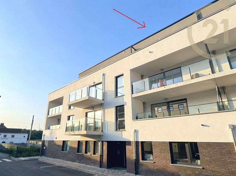 Century 21 Alliance - Demeuse vous présente ce magnifique appartement neuf situé au 3 étage, idéalement localisé en plein centre dAuvelais, à proximit