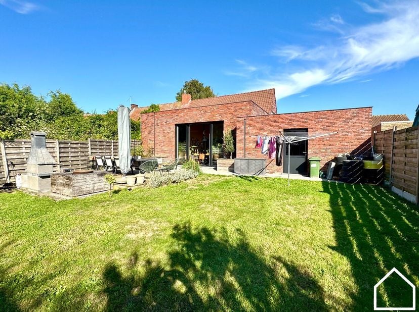 HALFOPEN WONING MET 2 SLPKS (3 MOGELIJK), GARAGE EN TUIN<br />
<br />
Indeling: <br />
<br />
Glv: inkomhall (3m²) - ruime living met open ingerichte