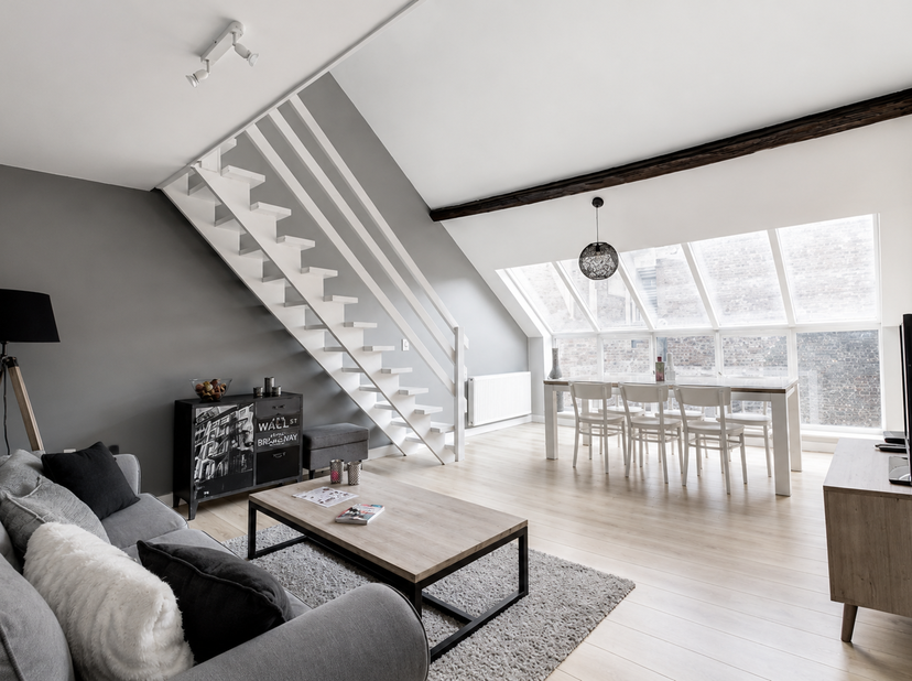 ELSENE – CHÂTELAIN: Gemeubelde duplex op een steenworp van de Châtelain<br />
Deze charmante gemeubelde duplex van ± 91 m² onderscheidt zich door zijn