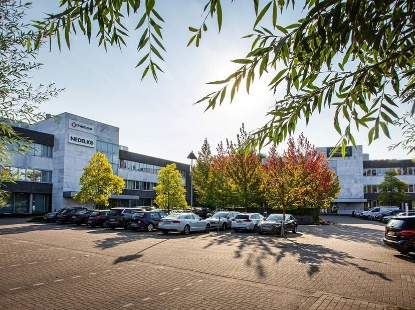432m² de bureaux au premier étage<br />
Emplacement : à proximité de la sortie E19 et facilement accessible en transport en commun<br />
Spécification
