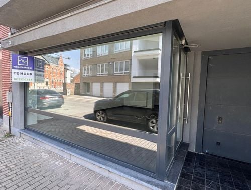                                        Handelszaak te huur in Sint-Kwintens-Lennik, € 1.400
