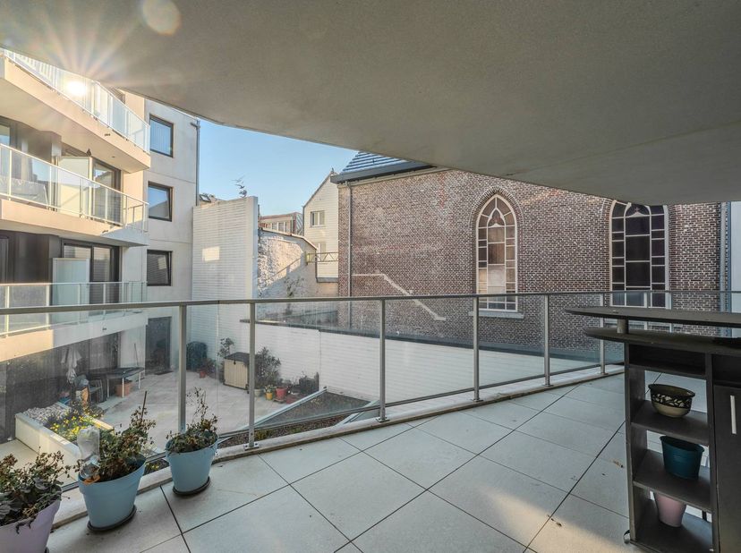 Dit ruim appartement te koop is gelegen op de eerste verdieping van de recente Residentie Regatta. U bevindt zich temidden het hartje van de stad waar