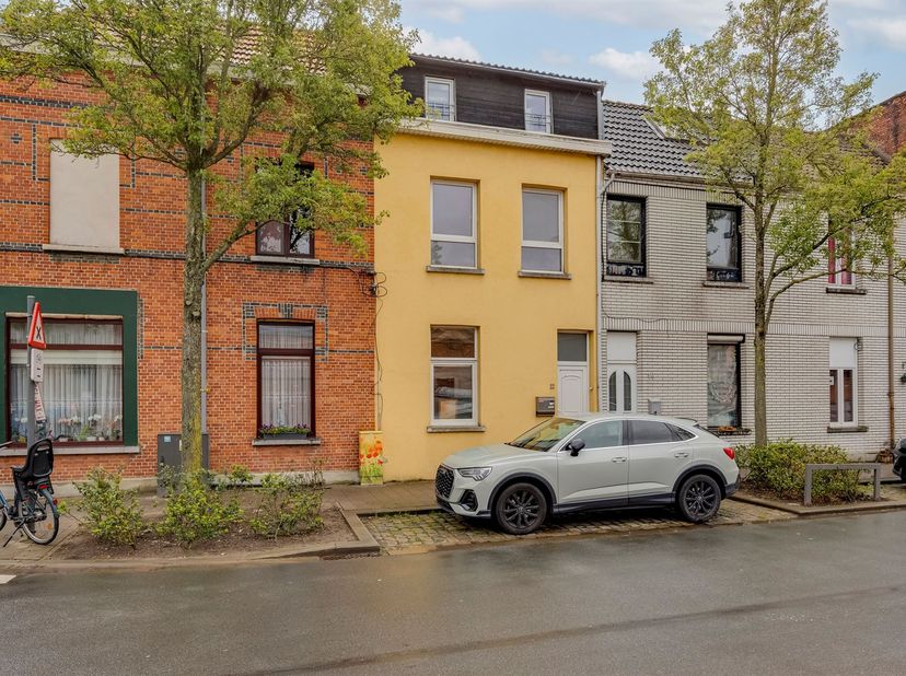 Te renoveren woning met 3 slaapkamers op centrale locatie!<br />
<br />
Ontdek deze charmante, te renoveren woning met een bewoonbare oppervlakte va