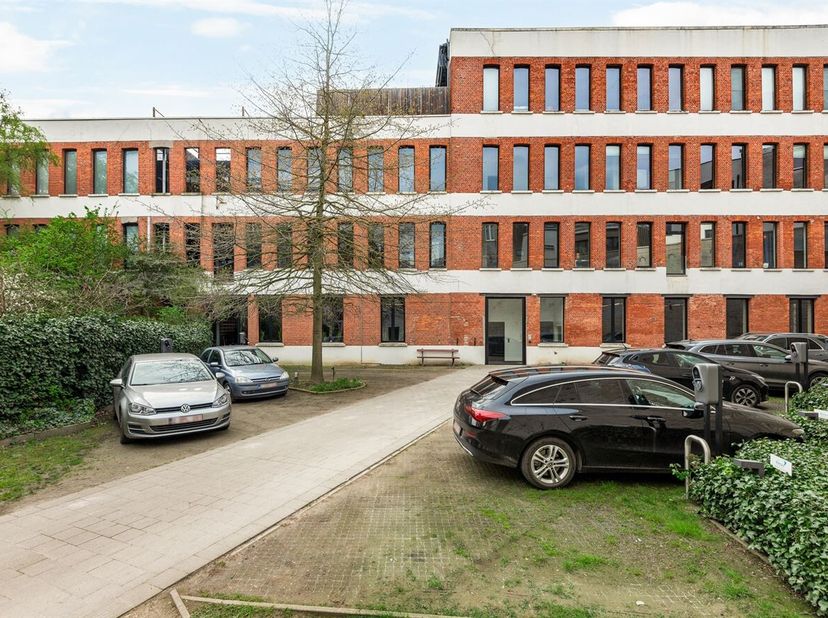 Kantoorruimte (ca. 168 m²) met parking te huur op toplocatie!<br />
Ligging: Ideaal gelegen kantoorruimtes op een centrale locatie in Antwerpen-Noord,