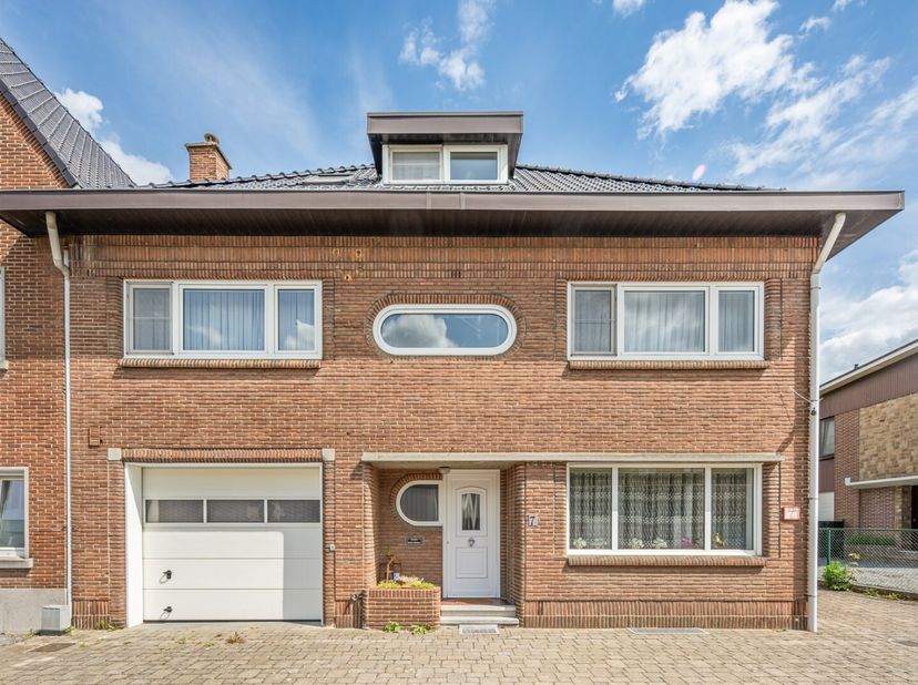 Deze verrassend ruime stadwoning situeert zich in een rustige straat, op wandelafstand van het stadscentrum met gezellige horeca, supermarkt, ontspann