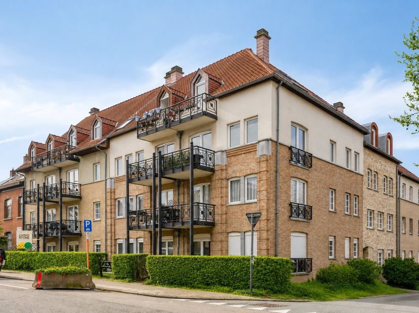 Cet élégant appartement bien entretenu avec 2 chambres et garage se situe au cœur de Buizingen, une section de Halle. Il bénéficie d’une situation cen