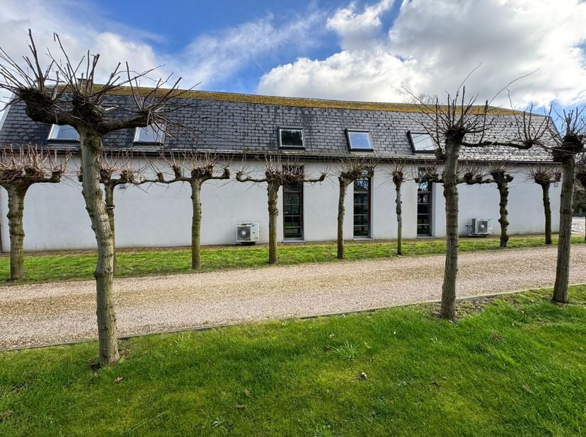 TE HUUR – SINT-MARTENS-LATEM.  Bent u op zoek naar een inspirerende en professionele werkomgeving in het hart van de Leiestreek? Deze prestigieuze kan