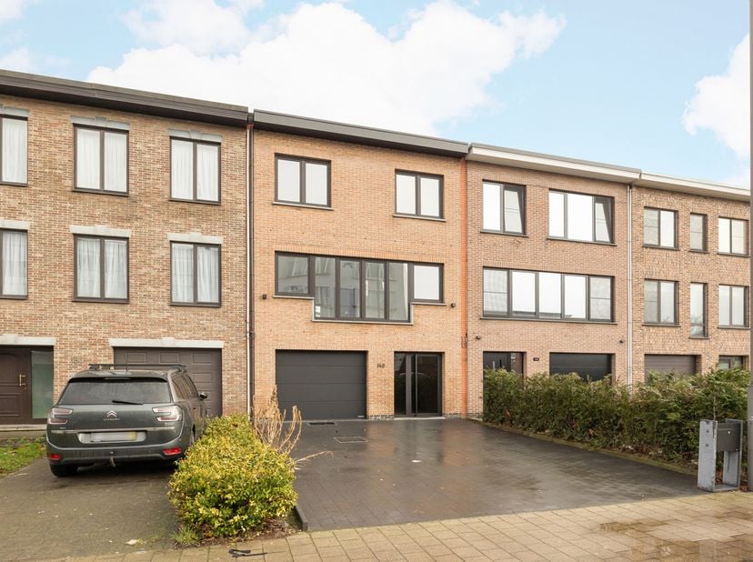 Ontdek deze prachtig totaal gerenoveerde woning (2025) aan de Laarsebaan 148 in Antwerpen. Met een bewoonbare oppervlakte van 161 m² en een perceel va