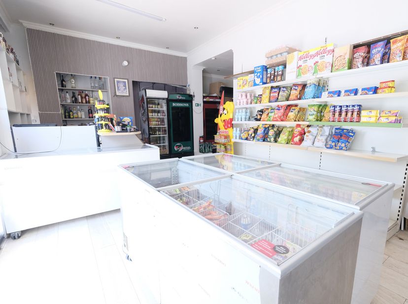 DILBEEK: REF - 7763942<br />
<br />
Dit gemengd gebouw is gelegen op een strategische locatie met een uitstekende zichtbaarheid en vormt een uitsteken