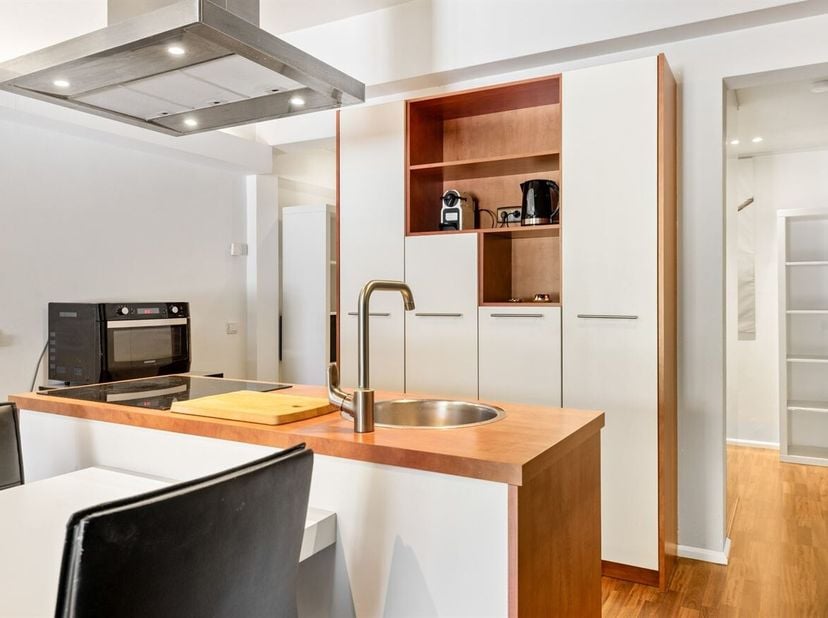 Dit aangename appartement bevindt zich op de eerste verdieping en verwelkomt je via een veiligheidsdeur die toegang geeft tot de verzorgde inkomhal. <