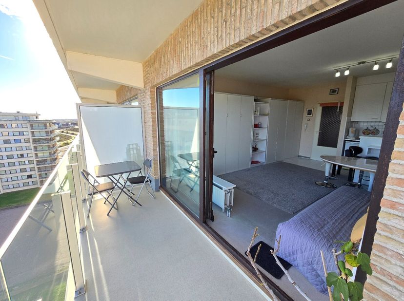 Studio au 9ième étage de la résidence Westland à La Panne. Vous vous trouvez à proximité de la mer et L'Esplanade.  Le studio se compose de: entrée av