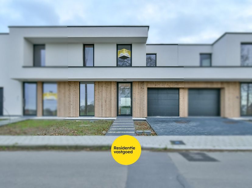Welkom in deze prachtige en energiezuinige nieuwbouwwoning in Kortemark, waar hedendaags wooncomfort perfect samengaat met een rustgevend landelijk ui