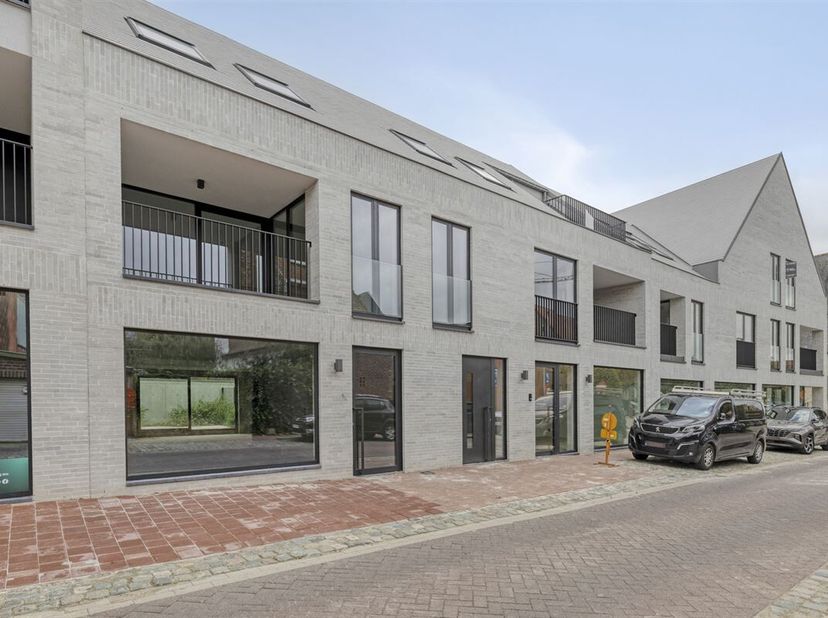 Welkom in dit moderne en stijlvolle penthouse-appartement, gelegen in een uniek project in het hart van Meise. Dit kleinschalige nieuwbouwproject omva