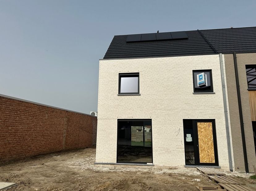 In de groene rand van Aalst bouwt Hectaar deze halfopen  nieuwbouwwoning. Deze ligt op fietsafstand van Aalst centrum alsook is er een vlotte verbindi