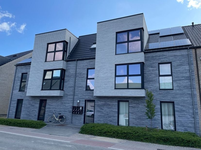 Mooi energiezuinig en luxueus afgewerkt appartement verwarmd met warmtepomp (dus ook airco aanwezig) met 5 zonnepanelen gelegen op de tweede verdiepin