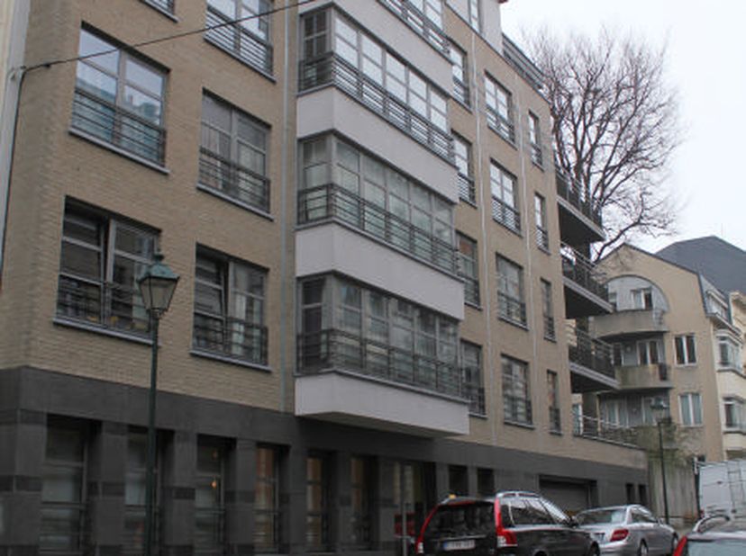 Surface de bureaux (73 m²) à louer au rez-de-chaussée d’un immeuble moderne (2010). La surface se compose de : hall d’entrée avec wc indépendant, peti
