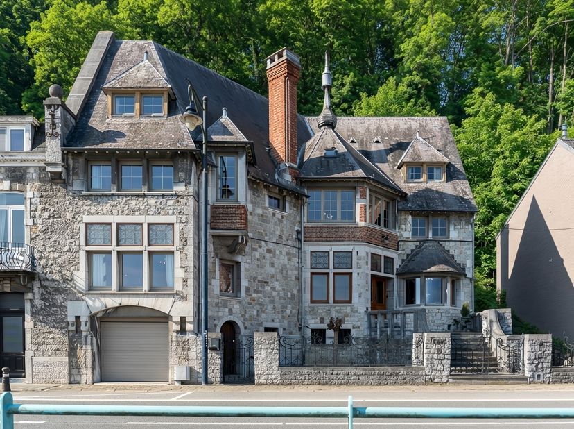 In Wépion, op 2 km van Namen, een landhuis in Belle Époque-stijl uit 1903, met een bewoonbare oppervlakte van 548 m² (EPB-klasse D) op een perceel van