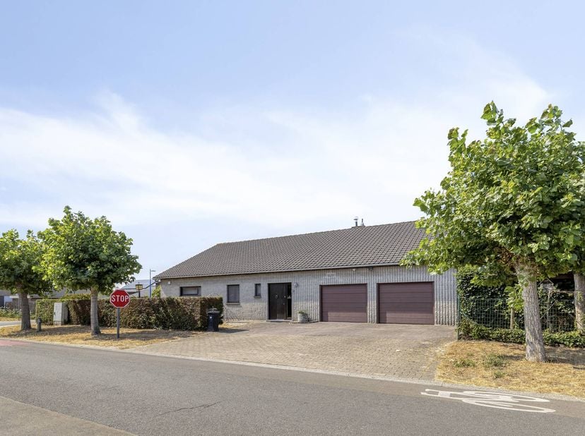 Ruime woning in goede staat gelegen op een zongericht hoekperceel van 677m². Gelegen in een rustige wijk op wandelafstand van Oostduinkerke-Dorp en he