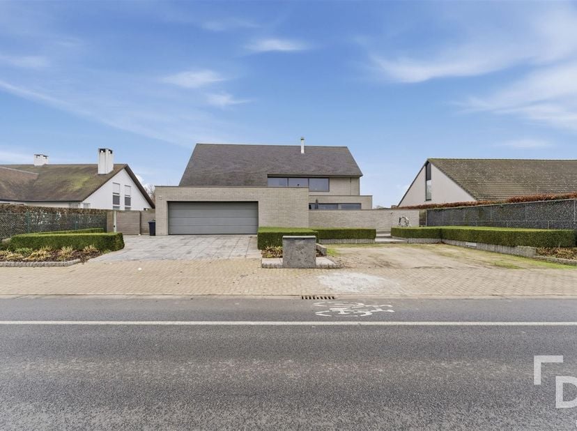 Langs de Langemarkseweg te Boezinge treffen we deze uitzonderlijk ruime en moderne villa aan. Dit architectonisch staaltje van vakmanschap combineert