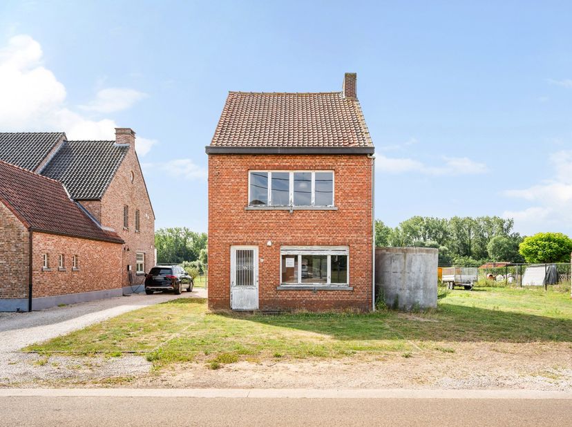 Cette maison à rénover / démolir est située à Westerlo, près du centre de Zoerle-Parwijs, sur un terrain orienté sud-est de 1 849 m². La maison a une