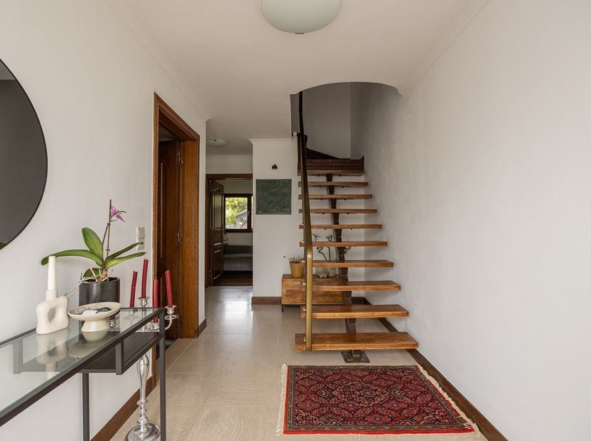 Ruime bel-etagewoning met 3 à 4 slaapkamers, garage en diepe tuin<br />
<br />
In de Gustaaf De Smetlaan in Aartselaar bevindt zich deze ruime en go