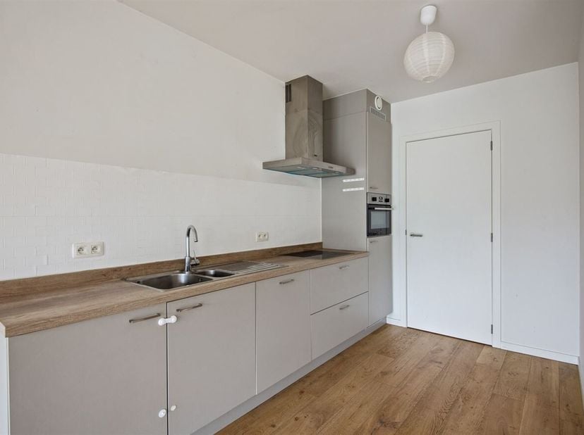 In de rustige Gelaagstraat te Steendorp bevindt zich dit recente gelijkvloerse appartement, gelegen in een aangename woonomgeving met vlotte verbindin