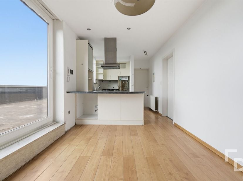 In de Vleeshouwersstraat vinden we deze studio in het midden op het dak van residentie Prima Vera.<br />
Deze studio geniet van 2 staanplaatsen, een