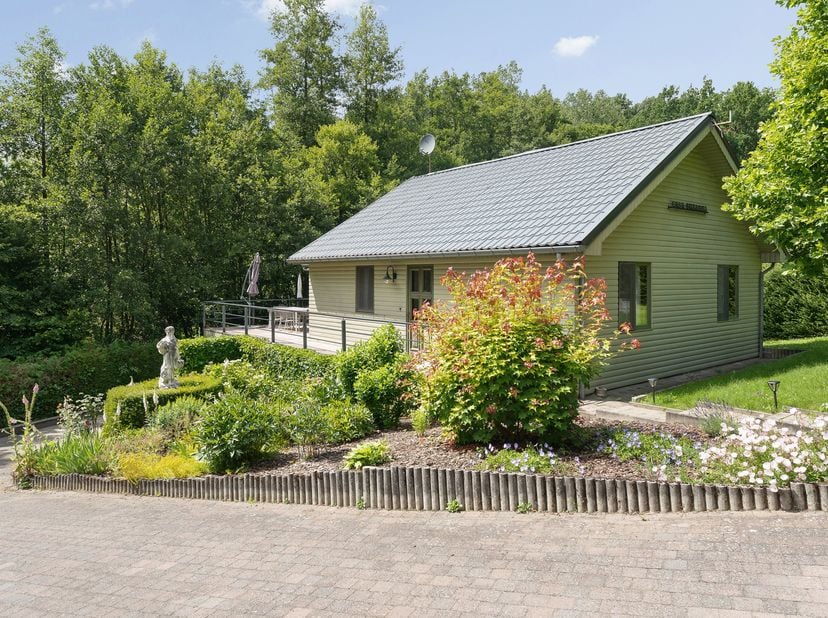 Midden in het groen, op een zonnig perceel van 7a25ca in het recreatiegebied Schabos te Bilzen-Hoeselt, bevindt zich deze charmante chalet die de naam