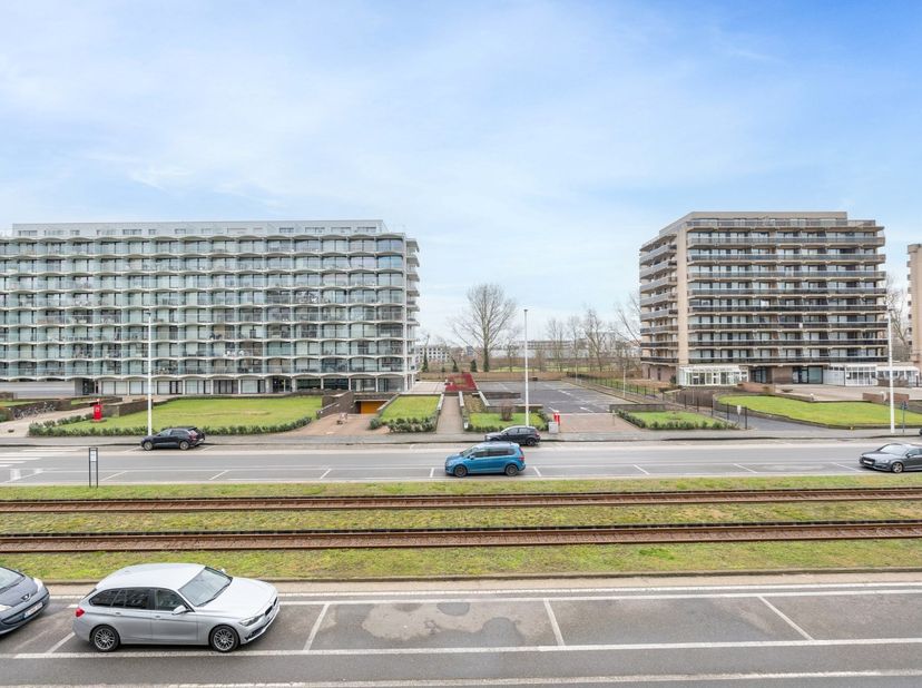 Bent u op zoek naar een zorgeloos tweede verblijf, een slimme investering of een gezellige thuis vlak aan zee? Dit energiezuinige 1-slaapkamerappartem