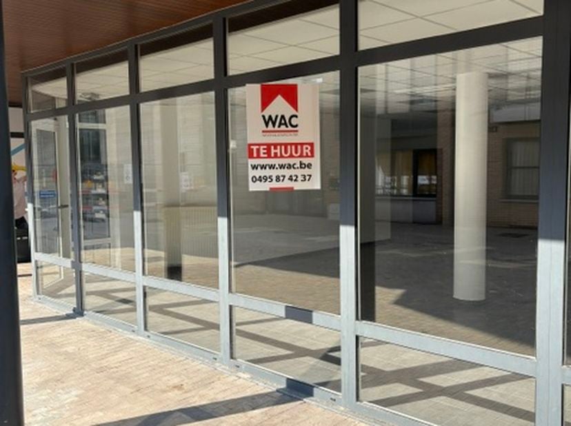 TE HUUR LOMMEL: HANDELSPAND MET TOPLIGGING BIJ GLAZEN HUIS<br />
<br />
De Vryheyt nr 7, commercieel handelspand van 105m2, met directe aansluiting op
