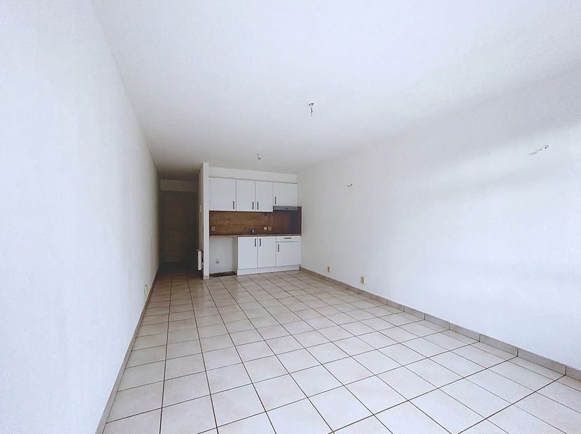 Situation<br />
Ce studio entièrement rénové est situé au deuxième étage de la résidence Green House. L’emplacement est particulièrement avantageux :