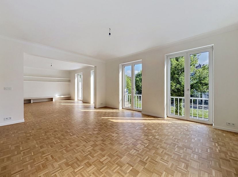 Tel: 0456 12 69 37 / E-mail: kilian.f@weinvest.be<br />
We Invest biedt exclusief dit prachtige volledig gerenoveerde appartement met 4 slaapkamers va