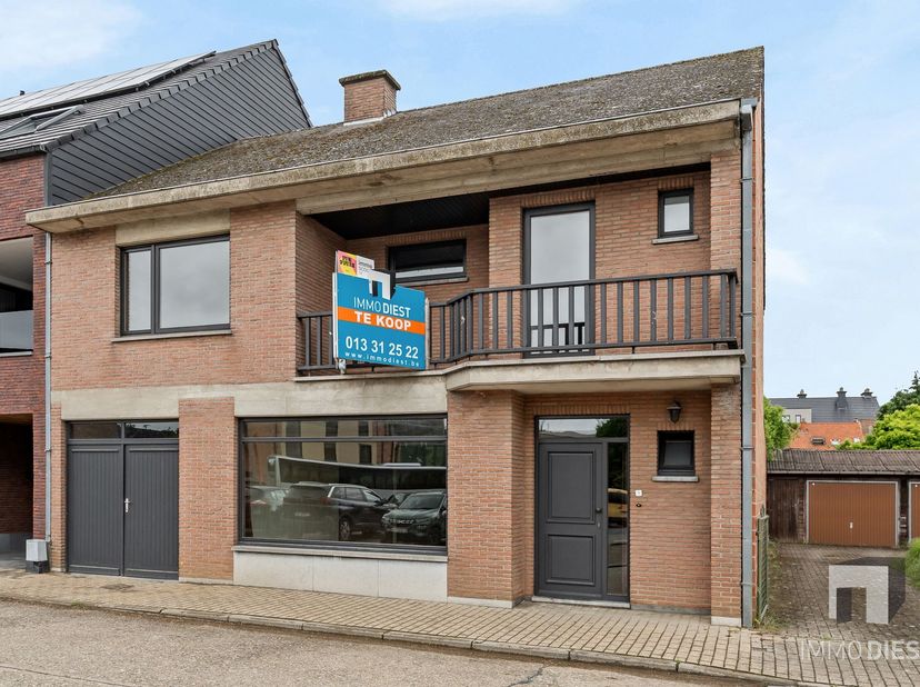 NIEUWE VOORWAARDEN!!<br />
MAAK EEN AFSPRAAK VOOR BEZICHTIGING!!<br />
<br />
Zeer ruime gezinswoning (bouwjaar 1981) met dubbele inpandige garage