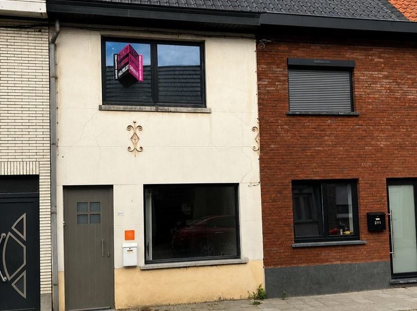 <br />
Indeling gelijkvloers : inkom, living, keuken, badkamer, berging-wasplaats, terras en tuin.<br />
Op de eerste verdieping bevinden zich twee sl