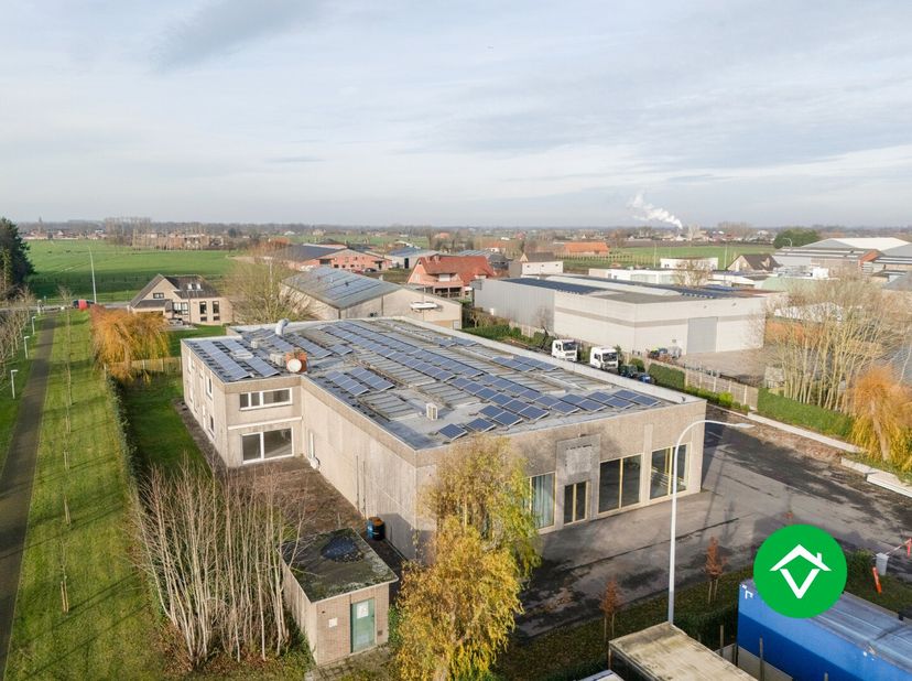 Dit bedrijfsgebouw met woonst is gelegen op een oppervlakte van 3175 m² in de industriezone van Ichtegem en bestaat uit: parking, burelen, woning met