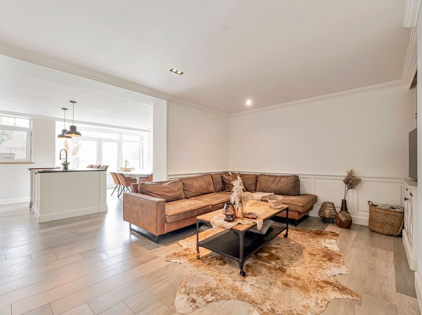 Instapklare gezinswoning op rustige locatie te koop in Rekkem<br />
Je betreedt de woning via de inkomhal met gastentoilet en hebt meteen toegang tot