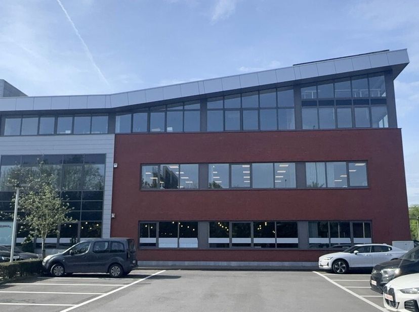 315m² deels ingedeelde kantoren op tweede verdieping Dionysius KMO Center (uitbreidbaar tot 551m² kantoren)<br />
Ligging: vlakbij afrit E40 (Flanders