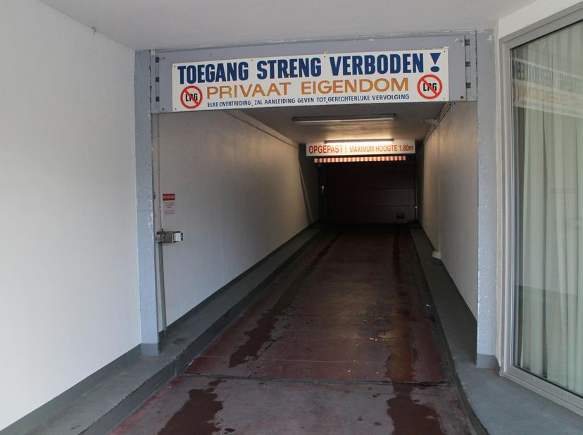 Ruime staanplaats gelegen in centrum Oostende op vierde verdieping in Parking Centrum. Gelegen vlakbij de jachthaven en verschillende invalswegen. Ing