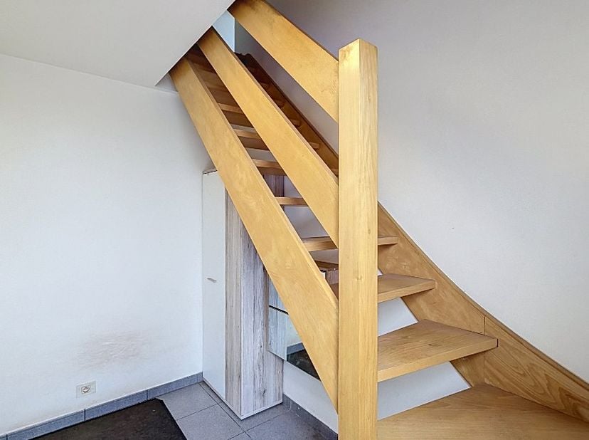 Dit instapklaar appartement te Roeselare bestaat uit: Inkomhal - keuken - woonkamer - berging - 2 terrassen - badkamer - afzonderlijk toilet - 2 slaap