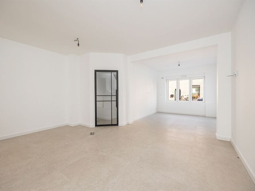 Deze net vernieuwde woning ligt in een stille, met groen verfraaide eenrichtingsstraat (zone 30), met aan het uiteinde het publieke Borgersteinpark. D
